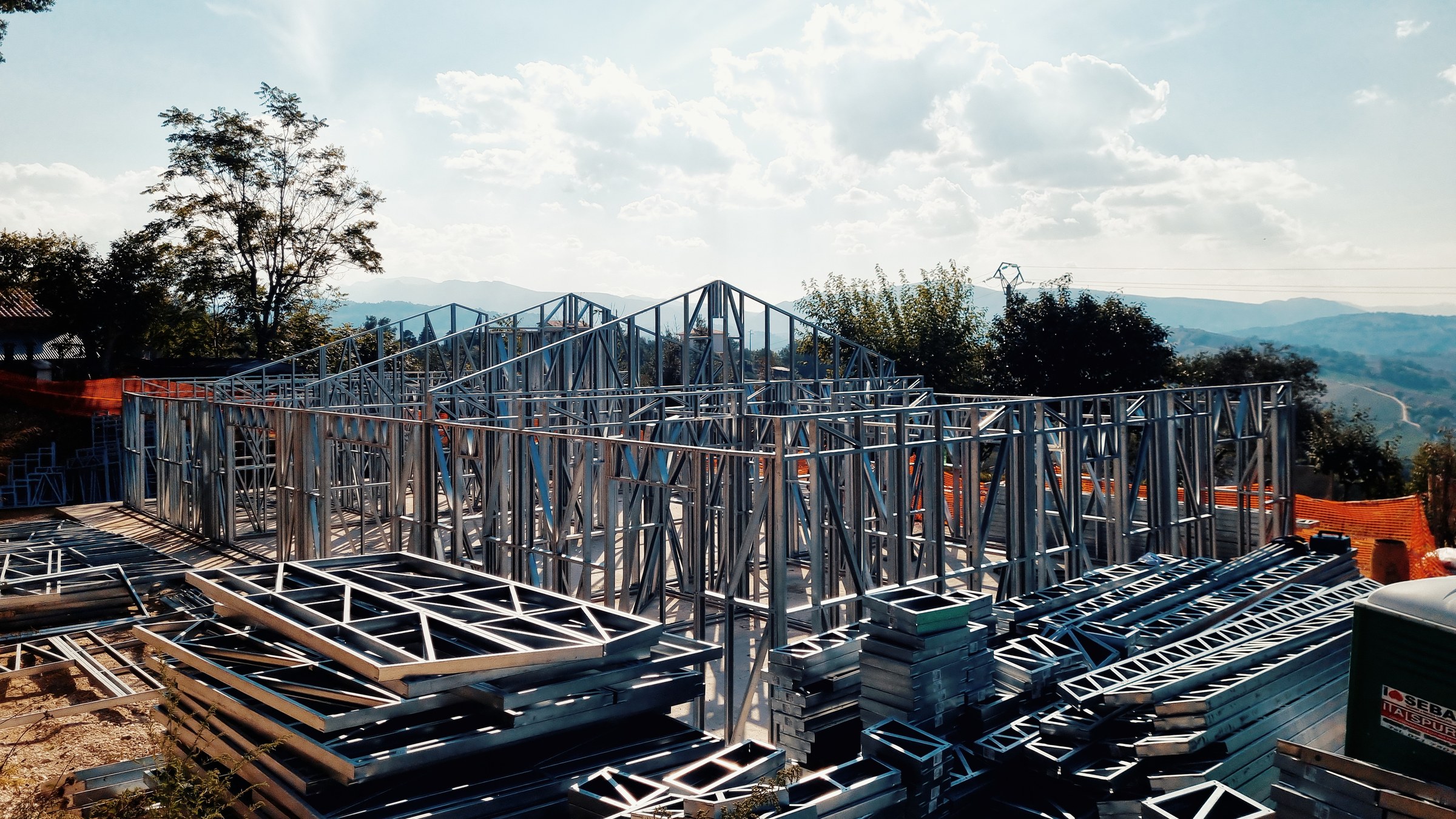 Struttura Light Steel Frame in costruzione inserita nel paesaggio collinare, senza persone presenti